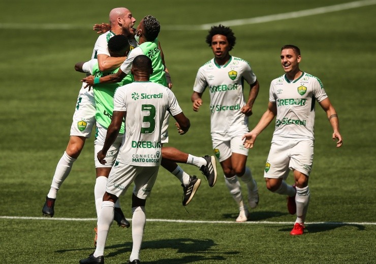 Jogadores do Cuiabá festejam gol no Brasileirão. (Foto: Getty Images)