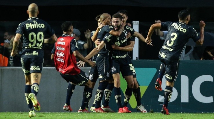 Jogadores do Santos comemoram gol (Foto: Getty Images)