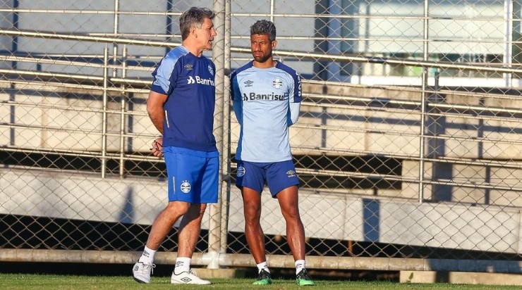 Foto: Lucas Uebel/Grêmio/Divulgação - Renato e Léo Moura: dupla trabalhou junto no Grêmio