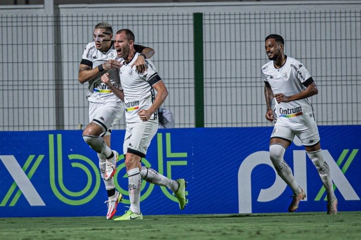 Jogadores do Botafogo festejando gol. (Foto: Heber Gomes/ AGIF)