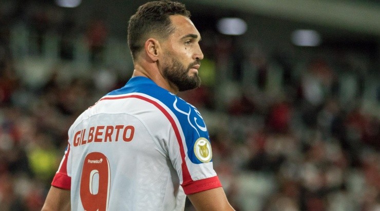 Foto: Robson Mafra/AGIF - O centroavante não deu detalhes da decisão para o futuro da carreira 