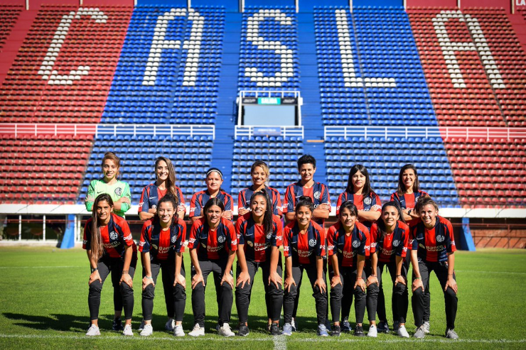 Elenco feminino do San Lorenzo. (Foto: Twitter Club San Lorenzo de Almagro)