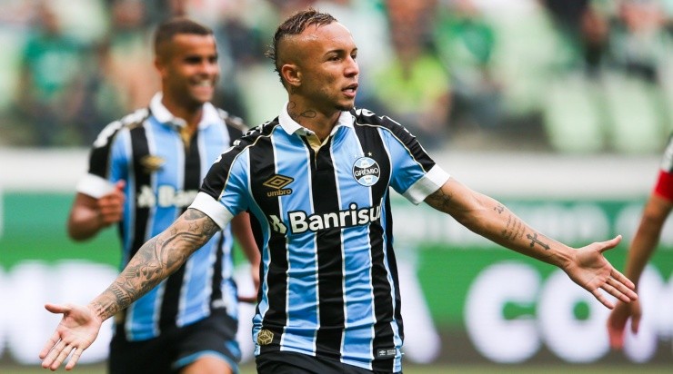 (Photo by Alexandre Schneider/Getty Images) - Atacante deixou saudades dos torcedores do Grêmio.