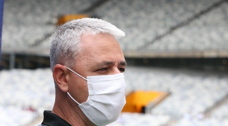 Tiago Nunes detalhou o dia a dia do Ceará em entrevista coletiva. Foto: Luiz Erbes/AGIF