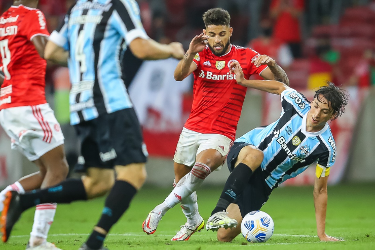 Grêmio foi derrotado no Gre-Nal, neste domingo. (Foto: Pedro H. Tesch/AGIF)