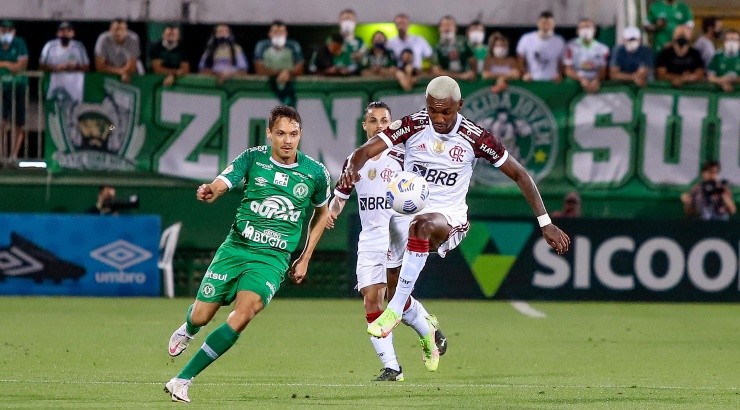 Foto: Dinho Zanotto/AGIF - Flamengo ficou no empate com a Chapecoense e se distanciou do Galo.