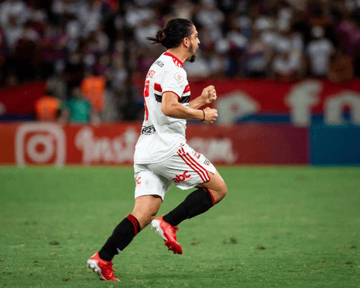 Benítez marca um golaço e empata o jogo. (Foto: Pedro Chaves/AGIF) Benítez marca um golaço e empata o jogo. (Foto: Pedro Chaves/AGIF)