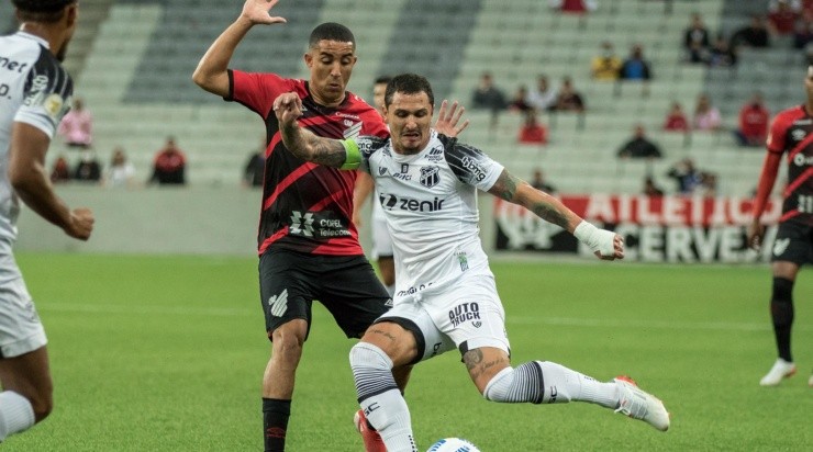 Foto: Robson Mafra/AGIF - Na Arena da Baixada, o Vozão encerrou uma série invicta no Brasileirão