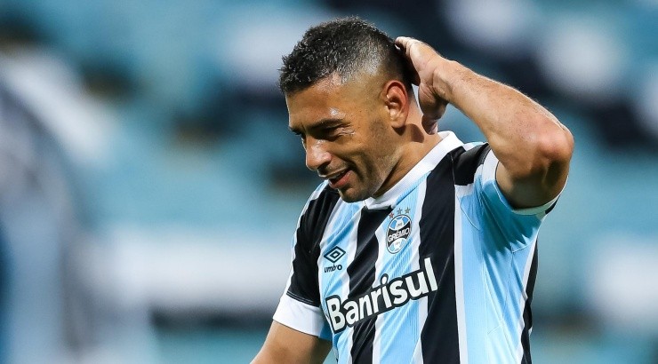 Foto: Pedro H. Tesch/AGIF - Diego Souza está incluído na lista de possíveis saídas.