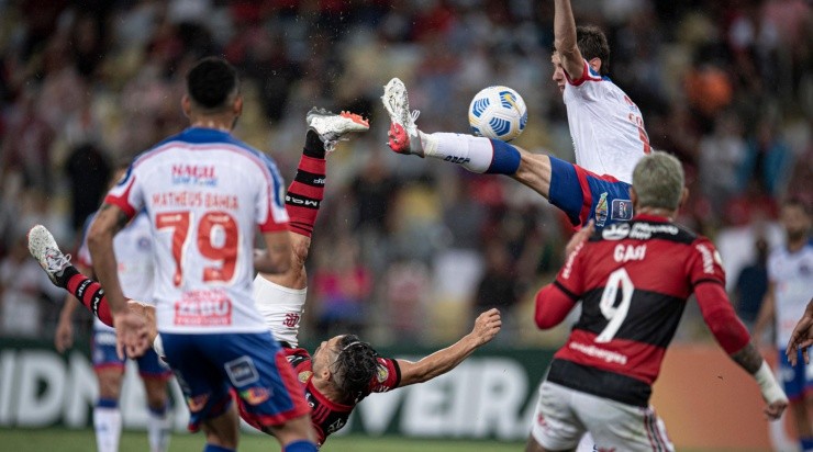 Conti mostrou em seu Twitter o ponto de contato entre o seu corpo e a bola. Foto:Jorge Rodrigues/AGIF