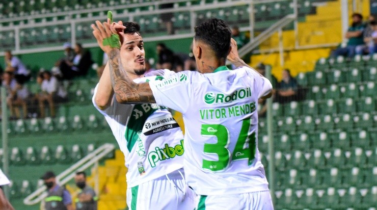 Foto: Gabriel Tadiotto/EC Juventude/Divulgação - Castilho e Mendes: meia e zagueiro vêm atuando no Juventude 