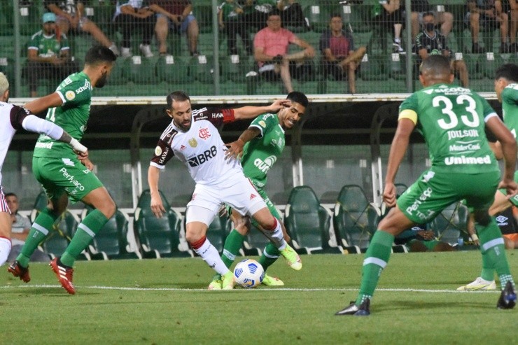 Renato Padilha/AGIF - Chapecoense e Flamengo em partida na Arena Condá.