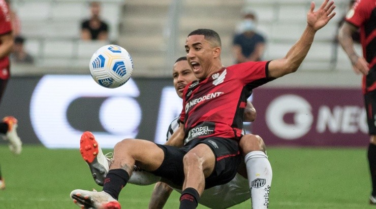 O Athletico Paranaense perdeu para o Athletico Mineiro por 1 a 0. Foto::
Robson Mafra/AGIF