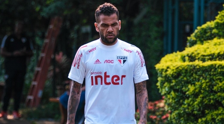  Foto: Marcello Zambrana/AGIF - Lateral aceitou receber as dívidas parceladas para deixar o Morumbi.