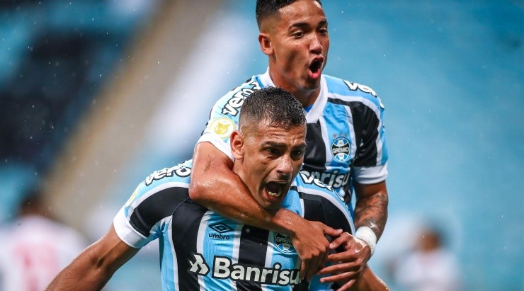 Foto: Lucas Uebel/Grêmio/Divulgação - Diego Souza e Jhonata Robert: balançaram as redes diante do Red Bull Bragantino Foto: Lucas Uebel/Grêmio/Divulgação - Diego Souza e Jhonata Robert: balançaram as redes diante do Red Bull Bragantino