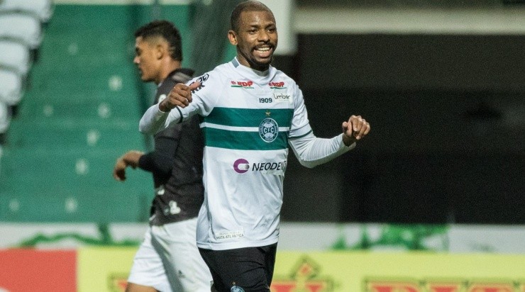 Foto: Robson Mafra/AGIF - O camisa 13 Waguininho soma 11 gols e duas assistências em 46 jogos pelo Coxa