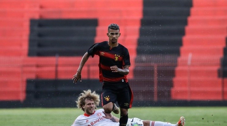 Gustavo está na mira do Atlético para 2022. Foto: Anderson Stevens/ Sport