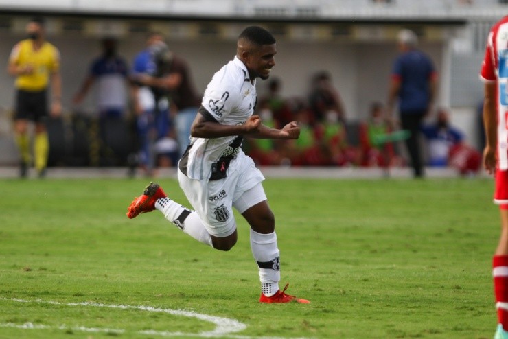 Rogério Capela/AGIF - Marcos Junior jogador da Ponte Preta comemora seu gol durante partida contra o Náutico no estádio Moises Lucarelli pelo campeonato Brasileiro B 2021