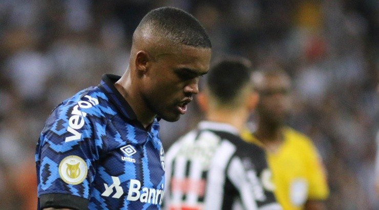 Foto: Fernando Moreno/AGIF - Douglas Costa pode deixar o Grêmio.