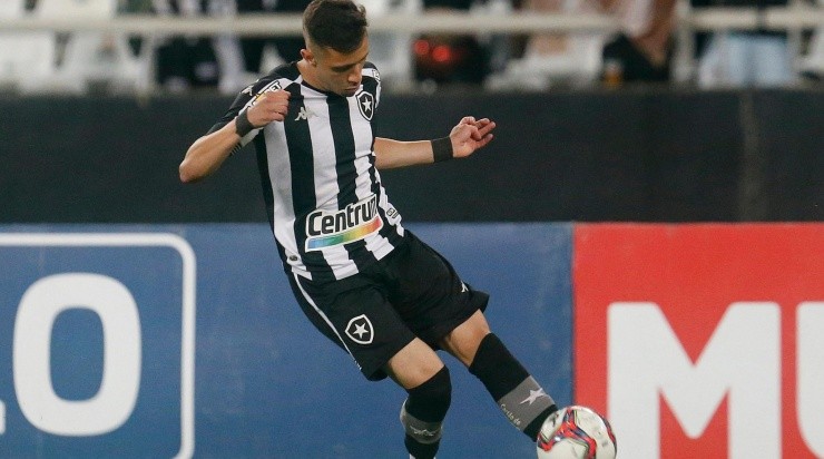 Foto: Vitor Silva/Botafogo/Divulgação - O Botafogo não deve adquirir o volante em definitivo