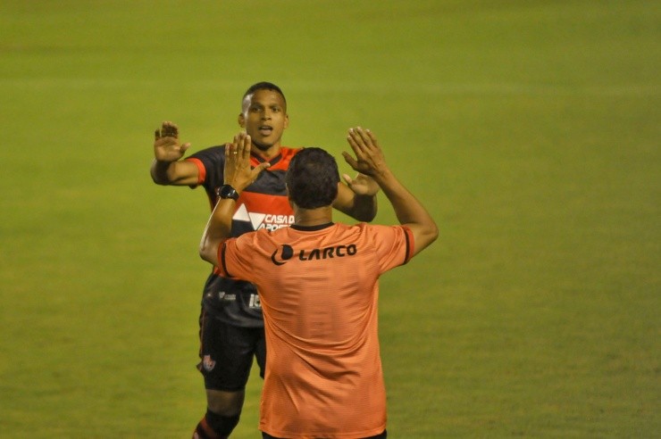 Jhony Pinho/AGIF - Gabriel Bispo jogador do Vitoria comemora seu gol durante partida contra o Rio Branco no estádio Barradão pelo campeonato Copa do Brasil 2021.