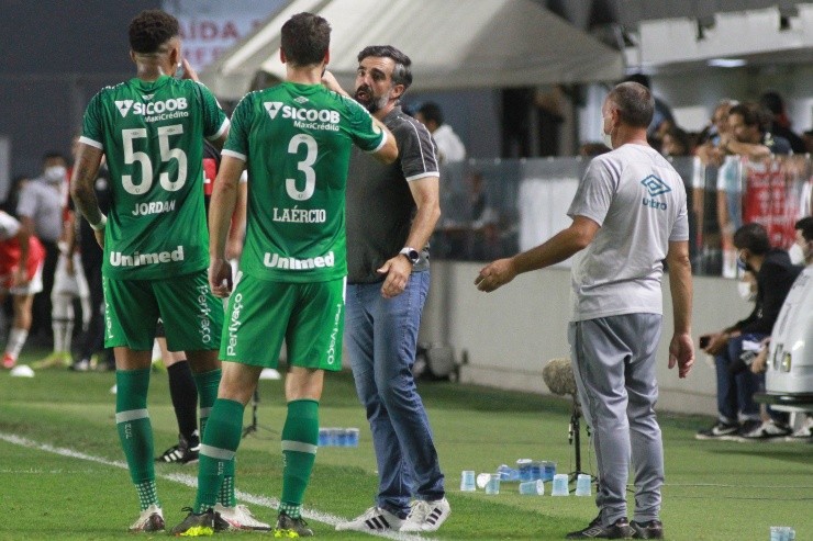 Fernanda Luz/AGIF - Treinador da Chape com jogadores em jogo contra o Santos.