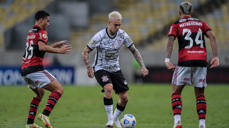 Foto: Thiago Ribeiro/AGIF - Guedes estava em campo na vitória do Flamengo sobre o Corinthians.
