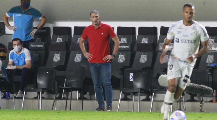Foto: Fernanda Luz/AGIF - Na Vila Belmiro, o Leão perdeu de 2x0 para o Santos