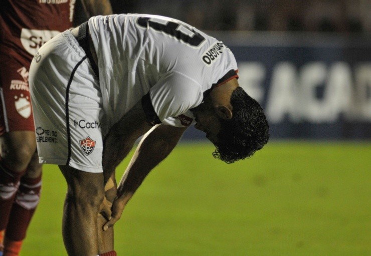 Jhony Pinho/AGIF - Jogadores do Vitoria lamentam derrota ao final da partida contra o Vila Nova-GO no estádio Barradão pelo campeonato Brasileiro B 2021.