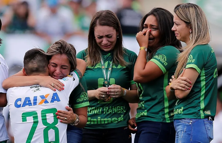 Foto: Leonardo Benassatto/Anadolu Agency/Getty Images - Mulheres de jogadores que morreram na tragédia da Chapecoense são homenageadas antes de um amistoso entre a Chape e o Palmeiras e abraçam Alan Ruschel, um dos sobreviventes.