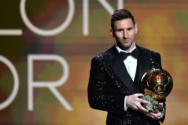 Aurelien Meunier/Getty Images - Lionel Messi com o prêmio da France Football.