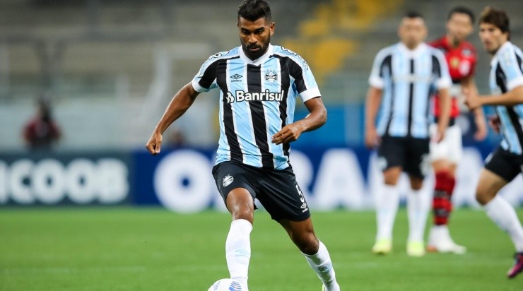 Foto: Pedro H. Tesch/AGIF - Thiago Santos: na mira do Galo