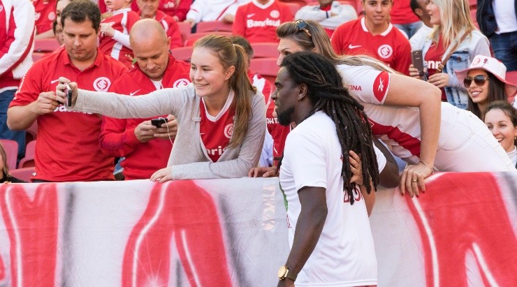 Foto:Jeferson Guareze/AGIF - Pênalti não marcado em Tinga gera discussão até os dias de hoje. Foto:Jeferson Guareze/AGIF - Pênalti não marcado em Tinga gera discussão até os dias de hoje.