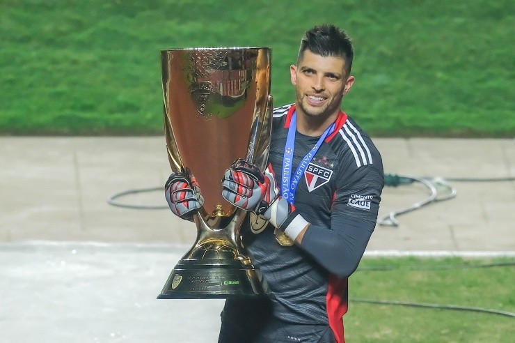 Marcello Zambrana/AGIF - Volpi com a taça do Paulistão.