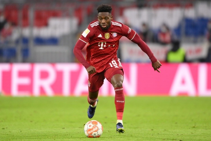 Alexander Hassenstein/Getty Images - Alphonso Davies em campo pelo Bayern.