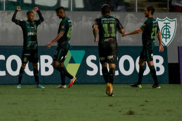 Alessandra Torres/AGIF - Jogadores do Coelho comemorando gol no Independência.