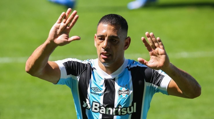 Foto: Pedro H. Tesch/AGIF - Diego Souza deseja ficar em caso de Série B.