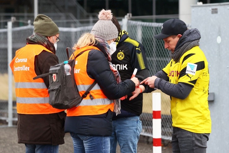 Martin Rose/Getty Images - Torcida do Borussia não poderá lotar o Signal Iduna Park neste sábado. Martin Rose/Getty Images - Torcida do Borussia não poderá lotar o Signal Iduna Park neste sábado.