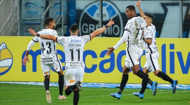 Foto: Pedro H. Tesch/AGIF - No primeiro turno, em Porto Alegre, Jô marcou e o Timão venceu por 1x0