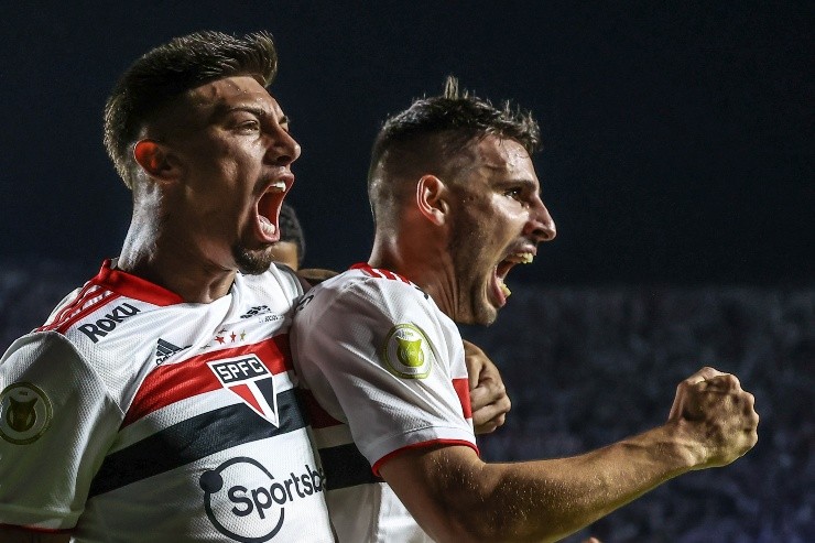 Marcello Zambrana/AGIF - Rigoni e Calleri festejando gol no Morumbi.