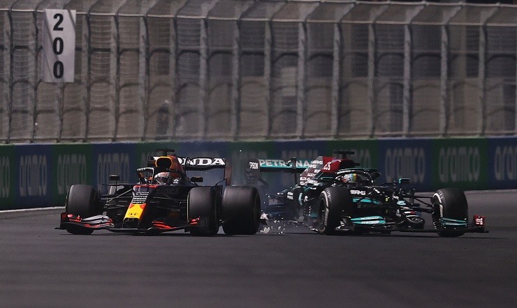 Lars Baron/Getty Images - Hamilton se choca com o carro de Verstappen.