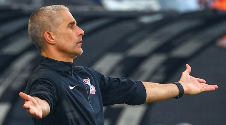 Foto: Marcello Zambrana/AGIF - Sylvinho segue muito pressionado no Corinthians.