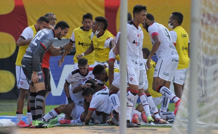 Jhony Pinho/AGIF - Jogadores do Vitória festejando gol