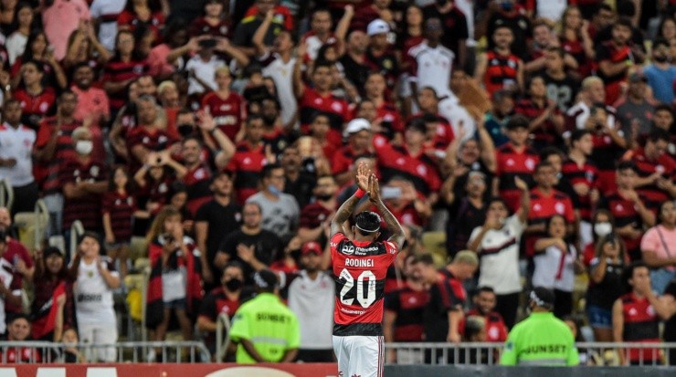 Foto: Thiago Ribeiro/AGIF - Torcida do Flamengo vaiou o time em derrota para o Santos.