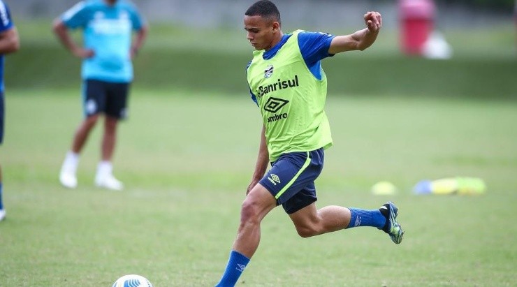 Foto: Lucas Uebel/Grêmio/Divulgação - Vanderson: na mira do futebol inglês