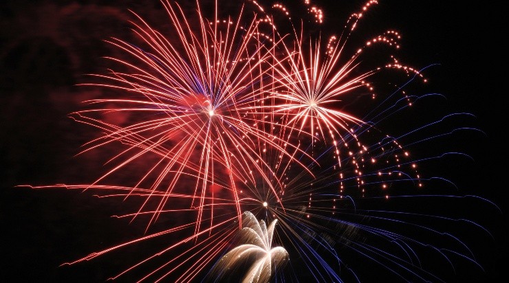 Foto: Unsplash - Queima de fogos em comemoração do Réveillon.
