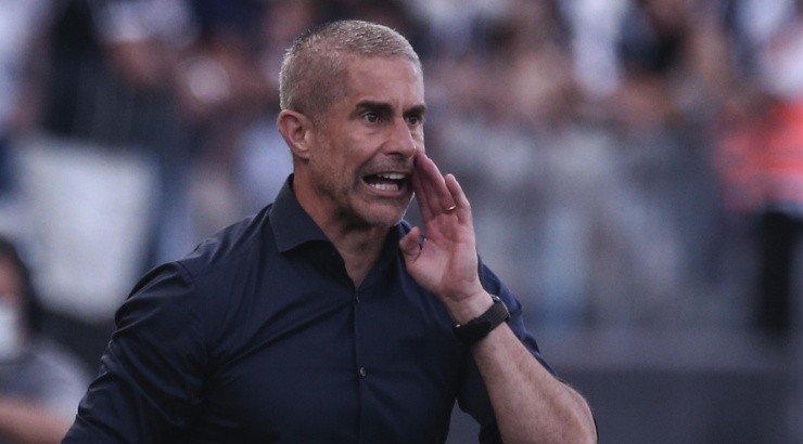 Foto: Ettore Chiereguini/AGIF - Diretoria vem bancando a permanência de Sylvinho.