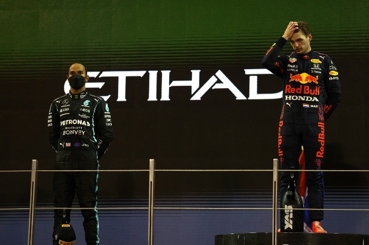 Bryn Lennon/Getty Images - Lewis Hamilton ao lado de Max Verstappen