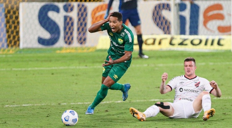 Foto: Gil Gomes/AGIF - João Lucas se destacou pelo Cuiabá. Foto: Gil Gomes/AGIF - João Lucas se destacou pelo Cuiabá.