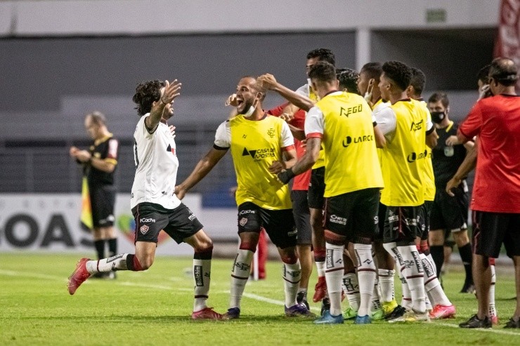 Celio Junior/AGIF - Jogadores do Vitória em parida da Série B